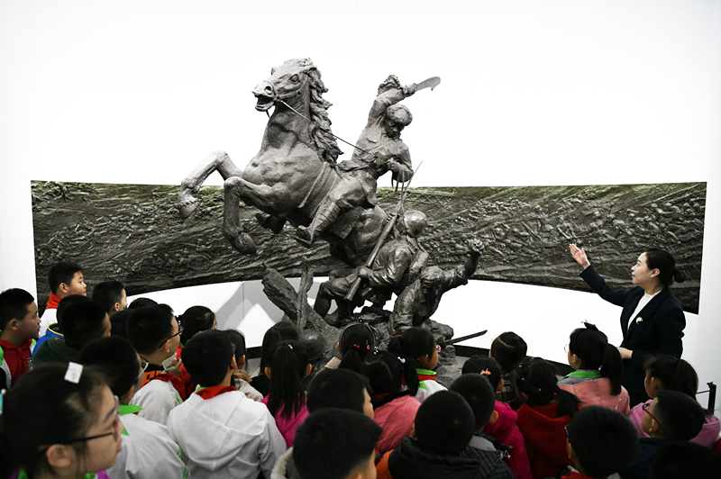 2019年4月4日，在東北烈士紀念館，學生們在聽講解員講解。